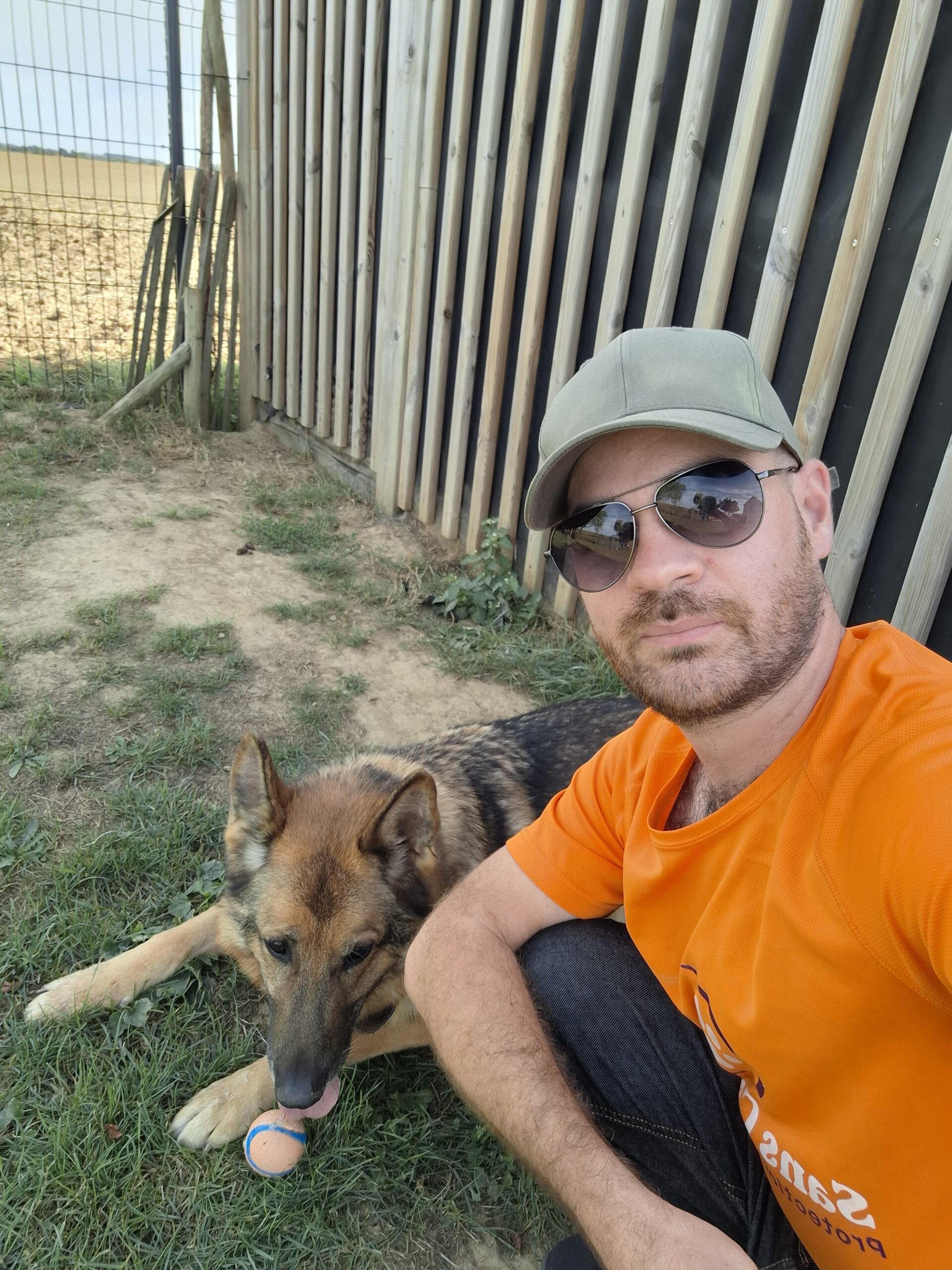 Anthony, bénévole terrain chien chez Sans Collier Chastre