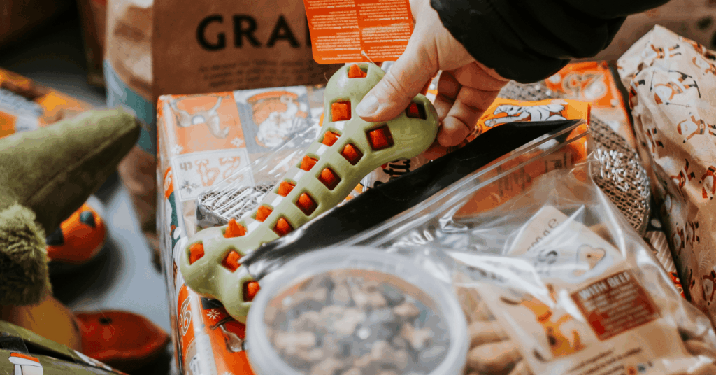 Sans Collier | les dons matériels : un geste concret pour le confort et le bien-être des animaux